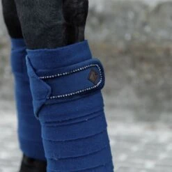 Kentucky Horsewear Kentucky Bandagen Polar Fleece Velvet Pearls Schwarz Warmblut -Waldhausen Verkäufe 2024 kentucky bandages polar fleece velvet pearls navy 1.609268